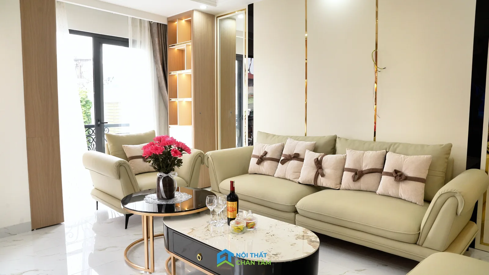 Phòng khách sáng màu với sofa và bàn trà