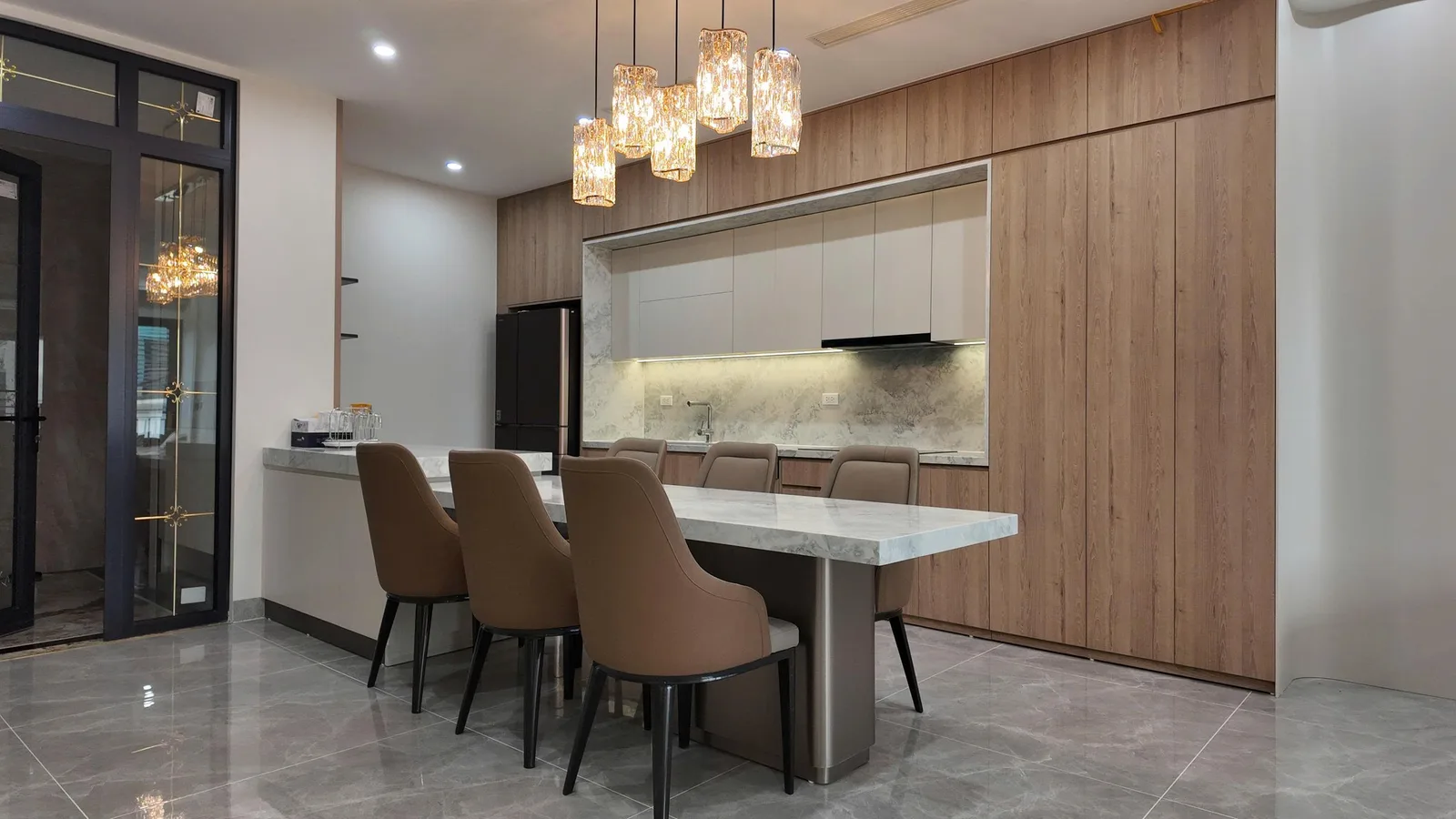Khu bếp vân gỗ kết hợp bàn ăn