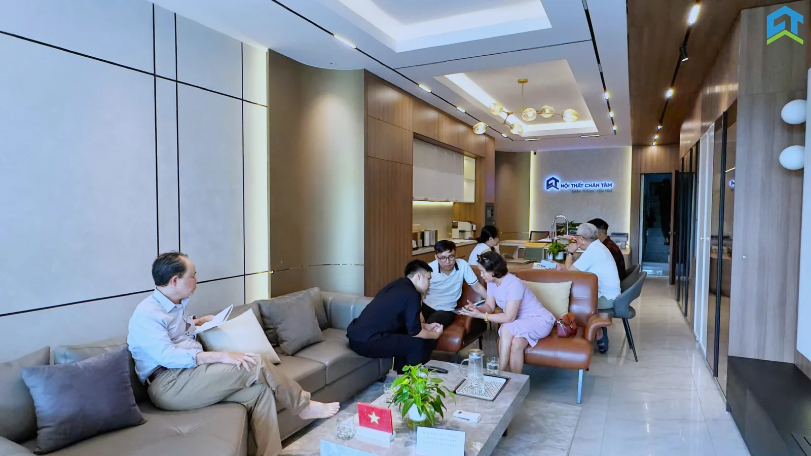 Không gian tư vấn tại showroom Nội thất Chân Tâm