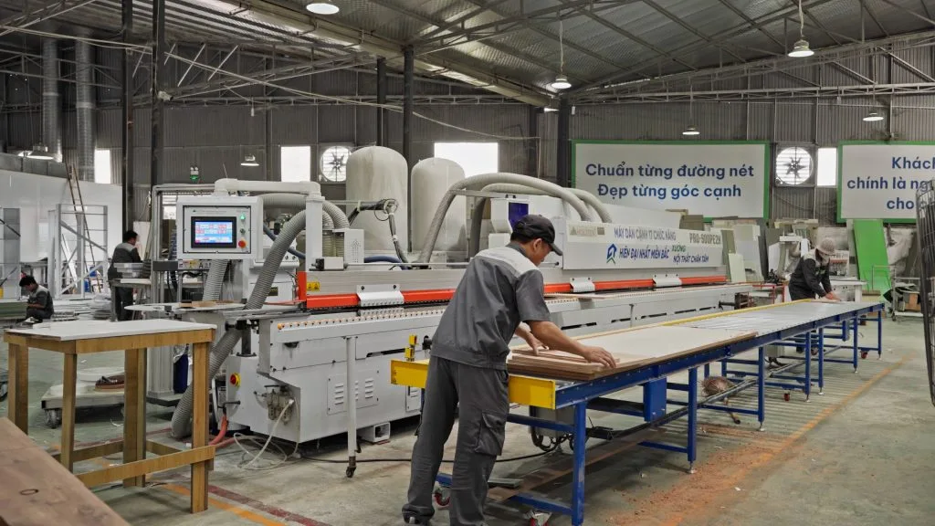 Nhân sự thao tác tại dây chuyền sản xuất
