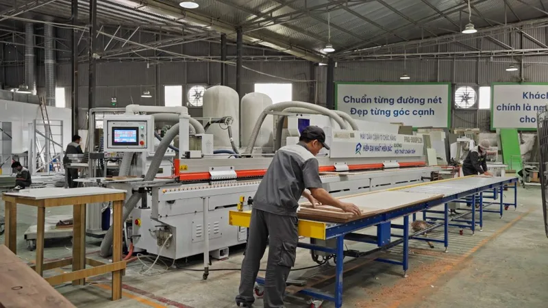 Nhân sự thao tác tại dây chuyền sản xuất