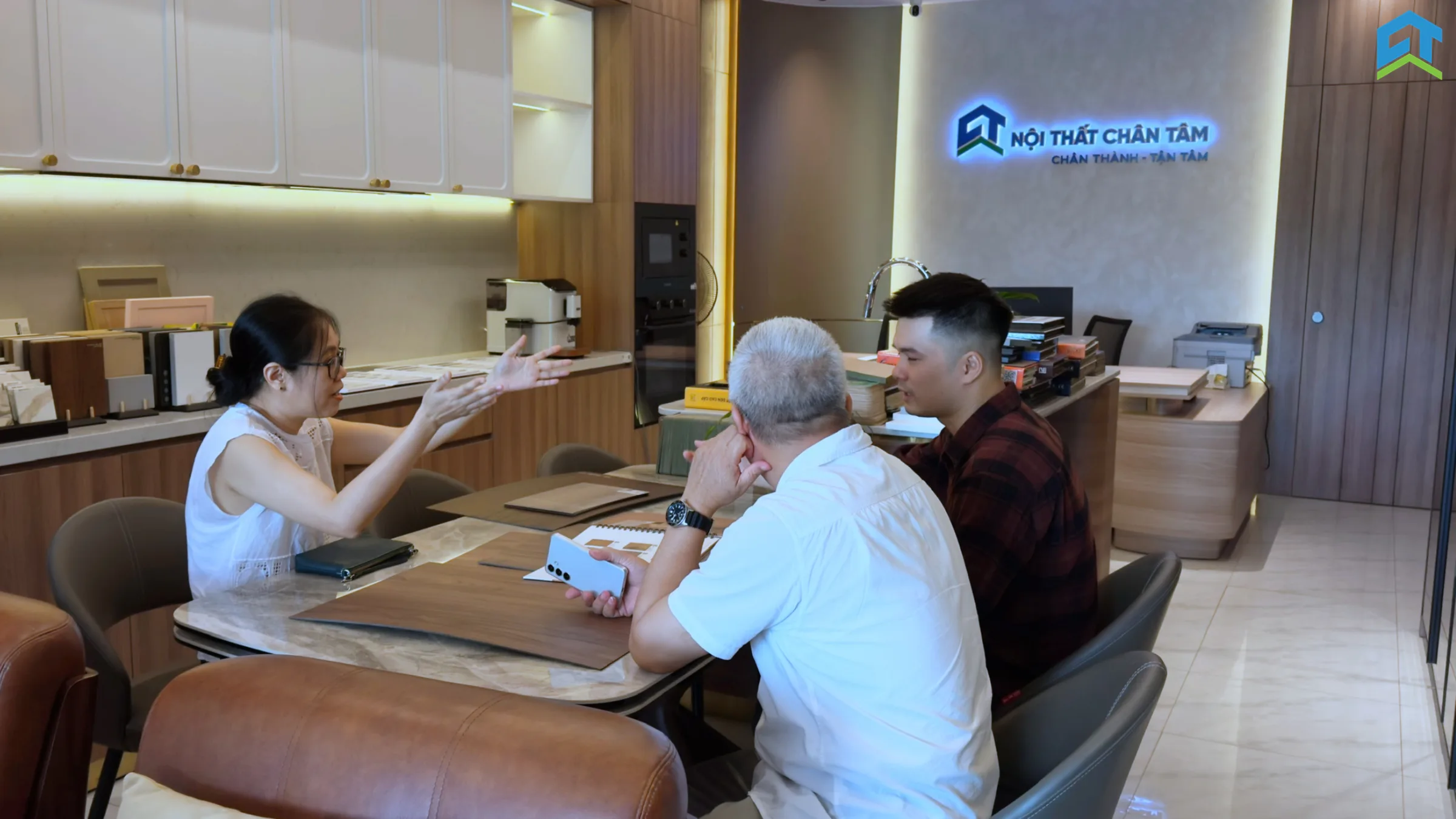 Buổi trao đổi tại showroom Chân Tâm