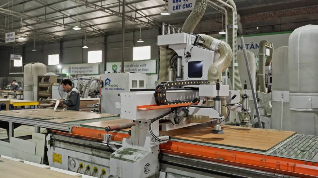 Máy gia công và các chi tiết gỗ tại xưởng