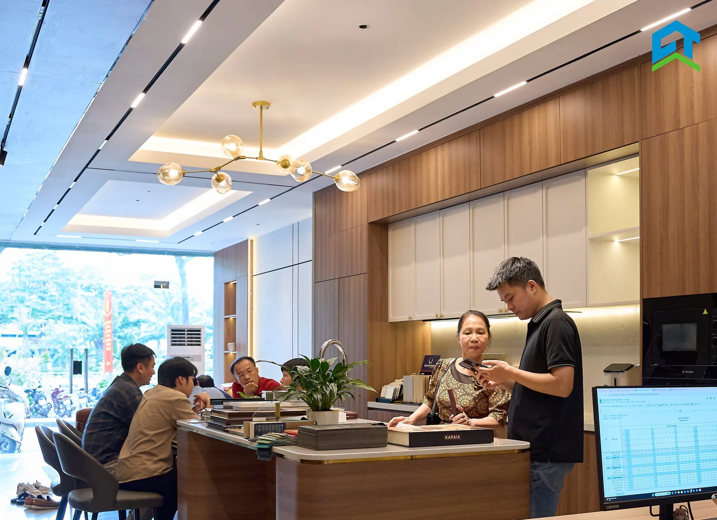 Khách hàng và nhân sự trao đổi mẫu tại showroom