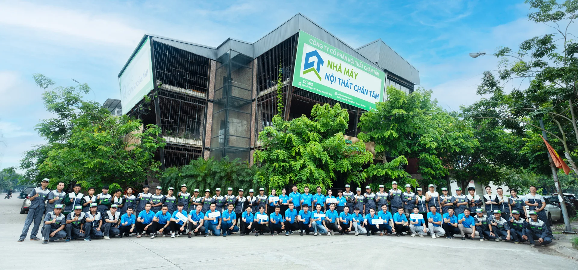 Tập thể nhân sự trước nhà máy Nội thất Chân Tâm