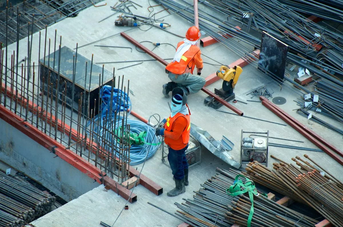 Thợ lành nghề kiểm tra lắp ráp khung tủ nội thất gỗ công nghiệp tại công trình