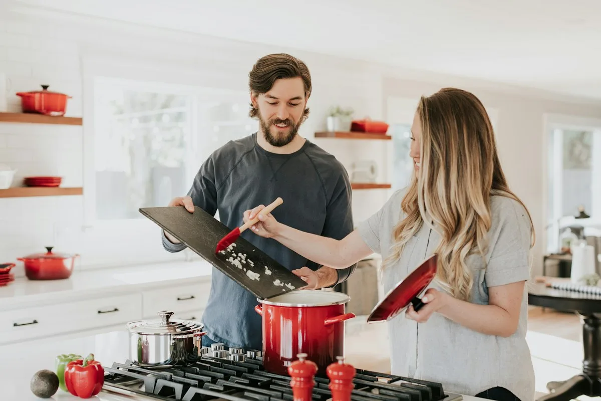 Bề mặt Melamine Laminate và Acrylic loại nào bền đẹp và đáng tiền hơn