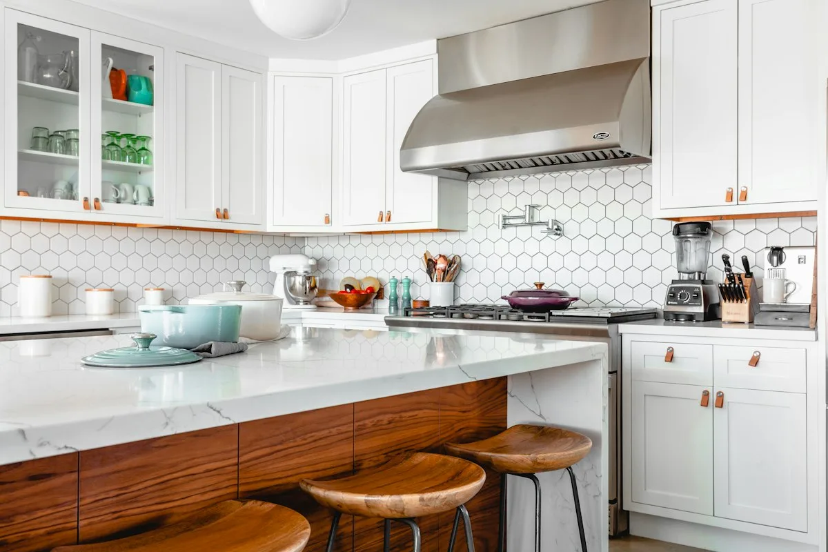 Bề mặt Melamine Laminate và Acrylic loại nào bền đẹp và đáng tiền hơn