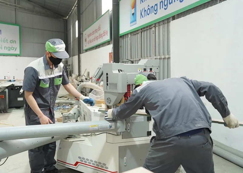 Nhân sự gia công chi tiết gỗ trong xưởng